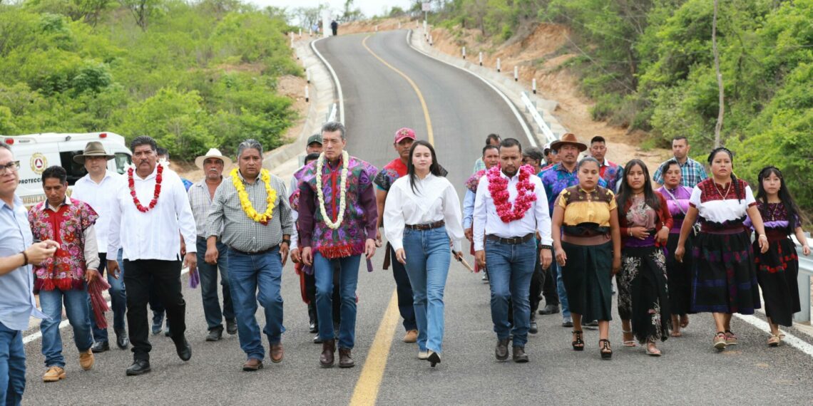 Inaugura Rutilio Escandón construcción del camino Pomposo Castellanos-Eloy Borras Aguilar, en Cintalapa