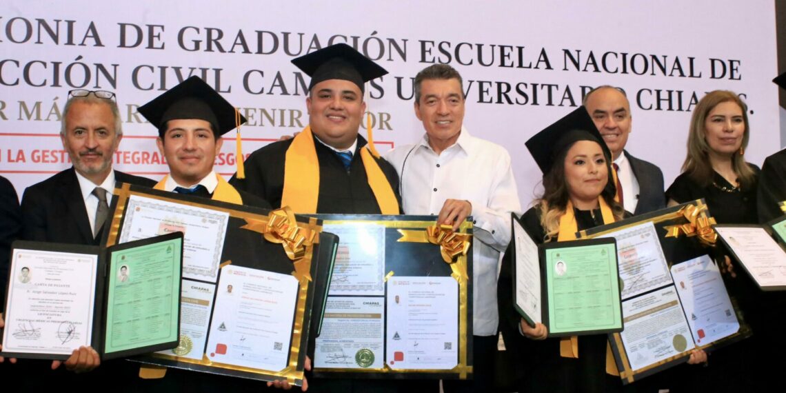Asiste Rutilio Escandón a ceremonia de graduación de la Escuela Nacional de Protección Civil, Campus Universitario Chiapas