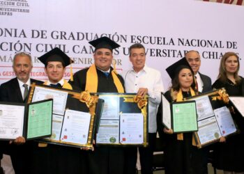 Asiste Rutilio Escandón a ceremonia de graduación de la Escuela Nacional de Protección Civil, Campus Universitario Chiapas