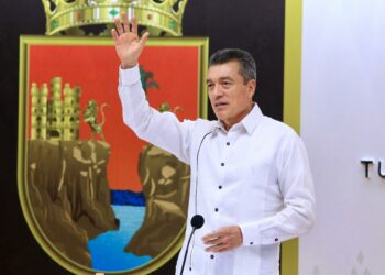 Aeronaves oficiales continúan con la atención de emergencias del pueblo, destaca Rutilio Escandón