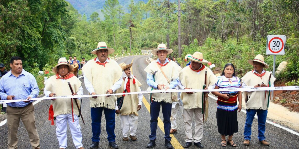 Entrega Rutilio Escandón camino Chanal-La Mendoza que unirá a comunidades indígenas