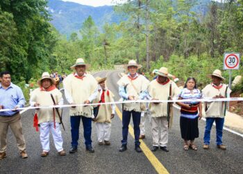 Entrega Rutilio Escandón camino Chanal-La Mendoza que unirá a comunidades indígenas