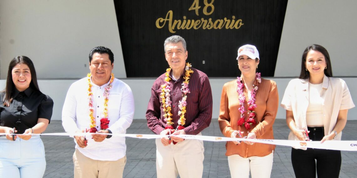 Tras 47 años de abandono, Rutilio Escandón moderniza Plaza Cívica del municipio de Osumacinta