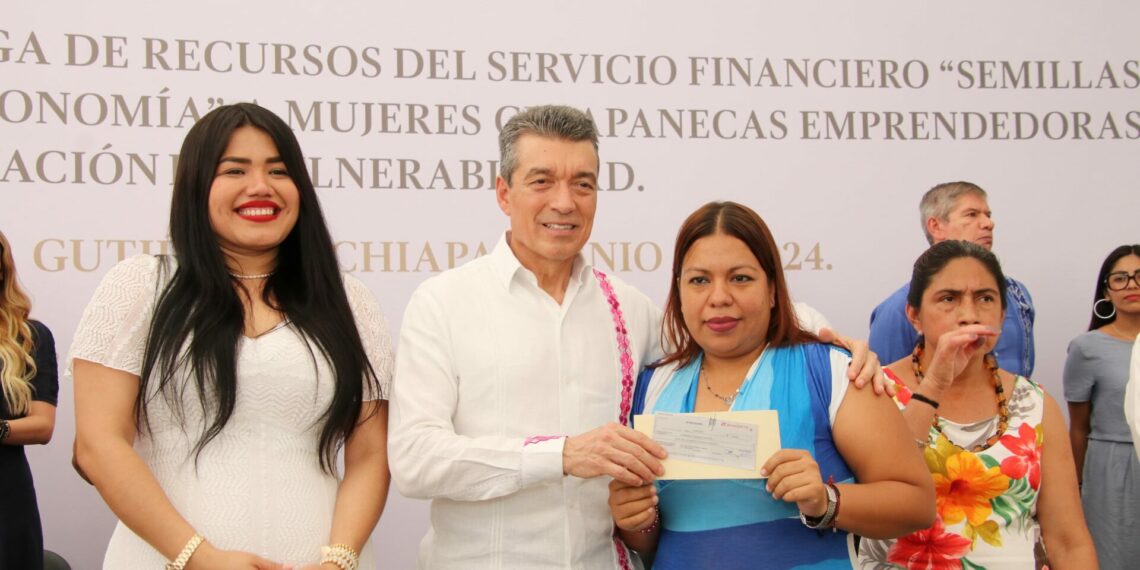 Entrega Rutilio Escandón recursos a chiapanecas emprendedoras en situación de vulnerabilidad