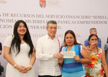 Entrega Rutilio Escandón recursos a chiapanecas emprendedoras en situación de vulnerabilidad