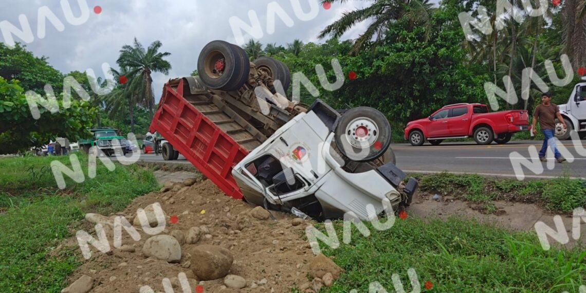Accidente en carretera Tapachula-Puerto Madero: vuelca camión de volteo