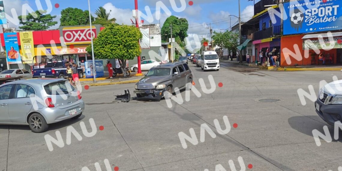 Chocan dos vehículos Chevrolet deja solo daños materiales