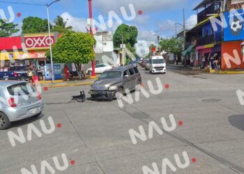 Chocan dos vehículos Chevrolet deja solo daños materiales