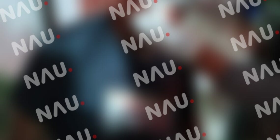 Hombre sufre caída desde una escalera en el interior de su casa