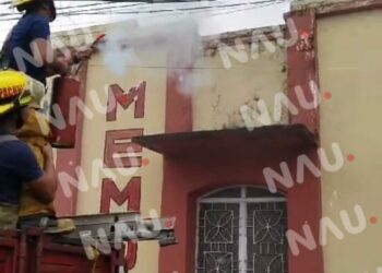 Incendio por cortocircuito en la 5a avenida norte controlado por bomberos