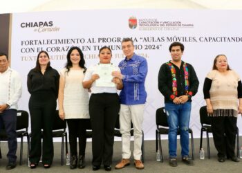 Rutilio Escandón entrega tres aulas móviles al Instituto de Capacitación y Vinculación Tecnológica de Chiapas