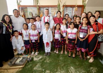 Rutilio Escandón y Alejandra Frausto reciben a niñas, niños y jóvenes de los Semilleros Creativos de Chiapas
