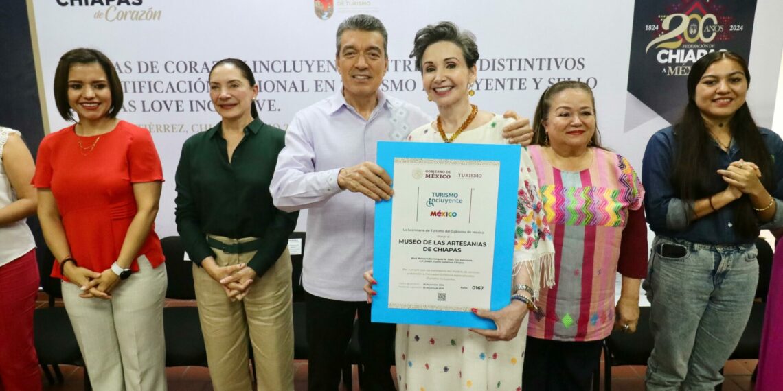 Entrega Rutilio Escandón distintivos Turismo Incluyente y Chiapas Love Inclusive a prestadores de servicios turísticos
