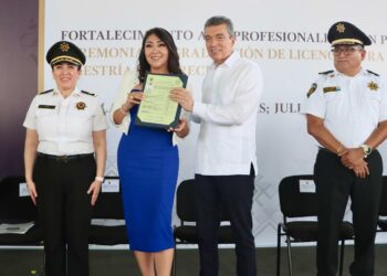 Rutilio Escandón felicita a egresados de la licenciatura y maestrías del Instituto de Formación Policial
