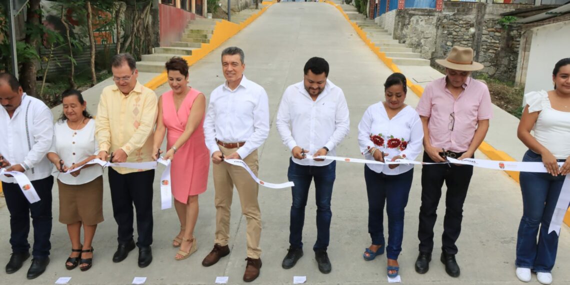 En Pichucalco, Rutilio Escandón inaugura la pavimentación de la calle principal