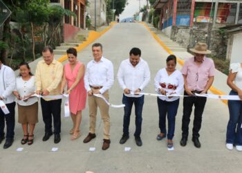 En Pichucalco, Rutilio Escandón inaugura la pavimentación de la calle principal