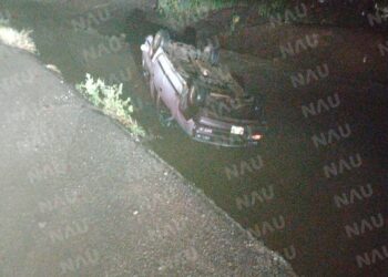 Abandonan camioneta volcada a un costado del Libramiento Sur