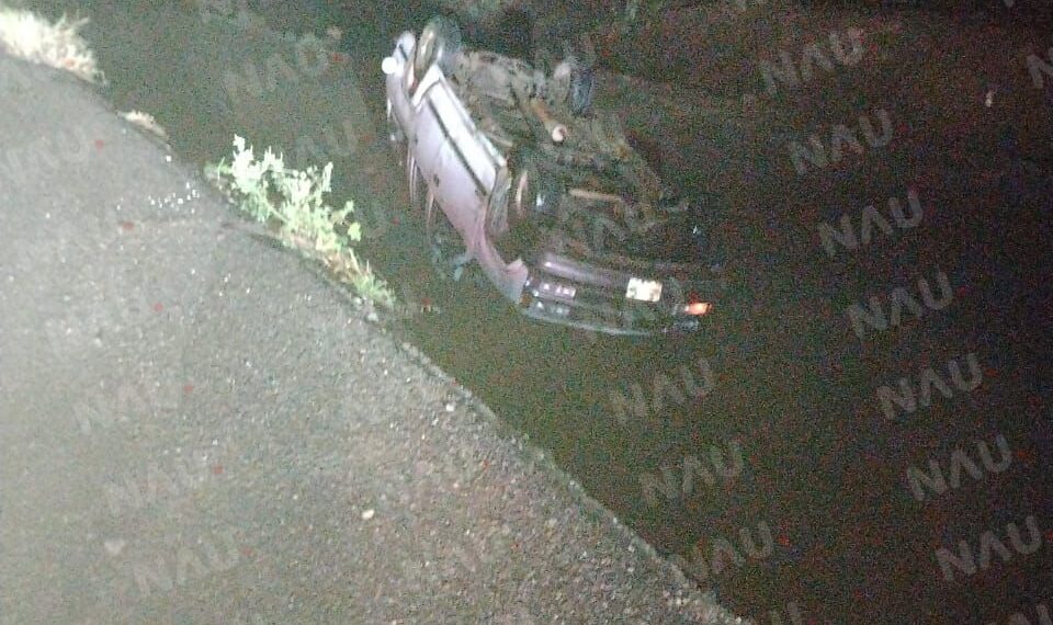 Abandonan camioneta volcada a un costado del Libramiento Sur