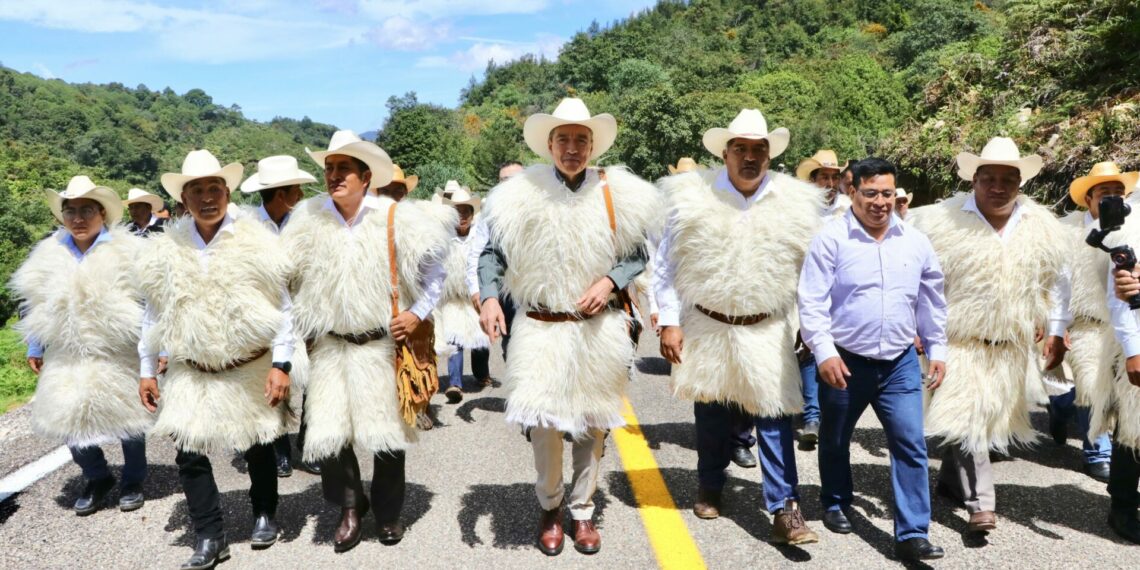 Inaugura Rutilio Escandón construcción del camino Yaalvacash – Entronque Carretero Yutniontic, en Chamula