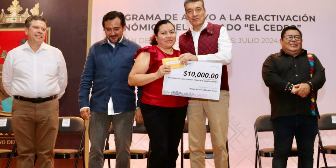 Rutilio Escandón encabeza primera entrega de subsidios a locatarios del Mercado Público “El Cedro”, en Comitán