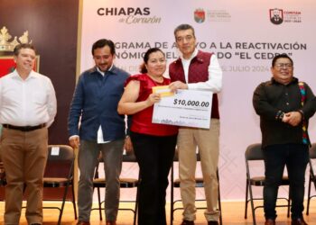 Rutilio Escandón encabeza primera entrega de subsidios a locatarios del Mercado Público “El Cedro”, en Comitán