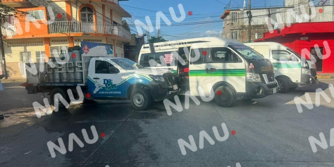 Accidente en la 18 Calle Poniente y 6 Sur deja solo daños menores