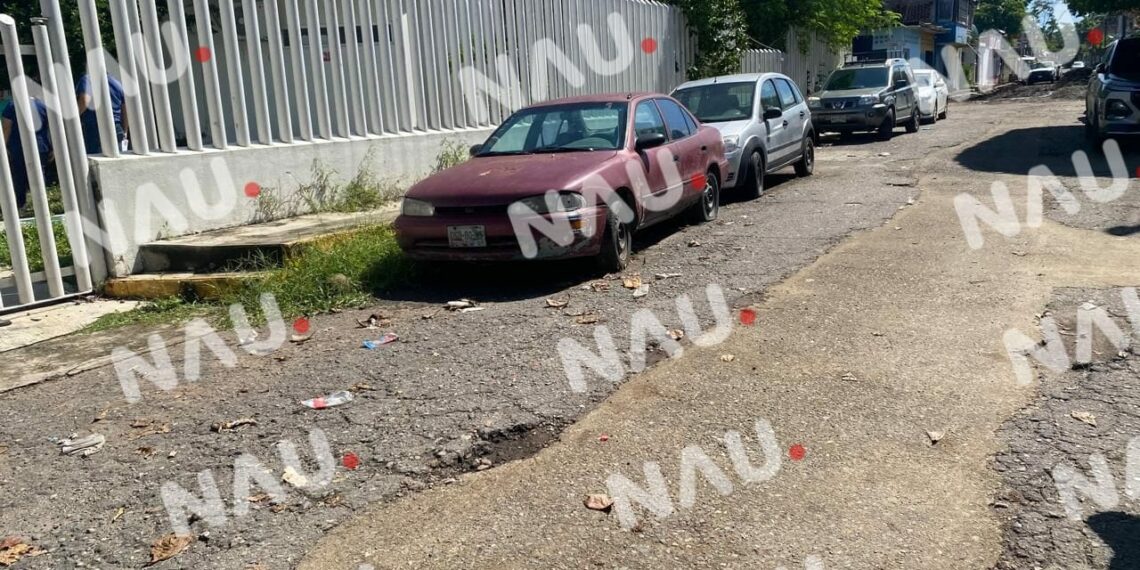 Habitantes de la Colonia Villa de las Flores Exigen Solución a la Invasión de Vehículos en la Acera