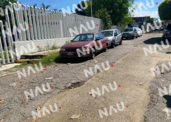 Habitantes de la Colonia Villa de las Flores Exigen Solución a la Invasión de Vehículos en la Acera