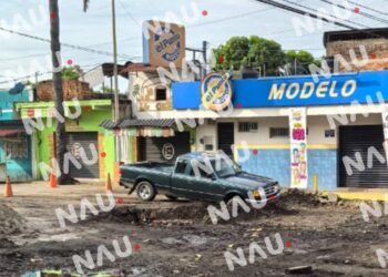 Camioneta queda atrapada en calle en reparación en Tapachula