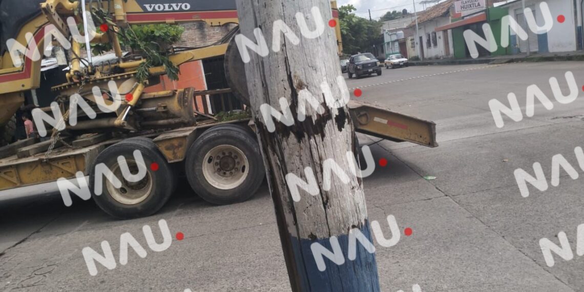 Tráiler Causa Daños a Poste de Telefonía en Tapachula