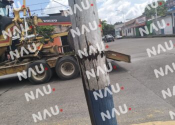 Tráiler Causa Daños a Poste de Telefonía en Tapachula