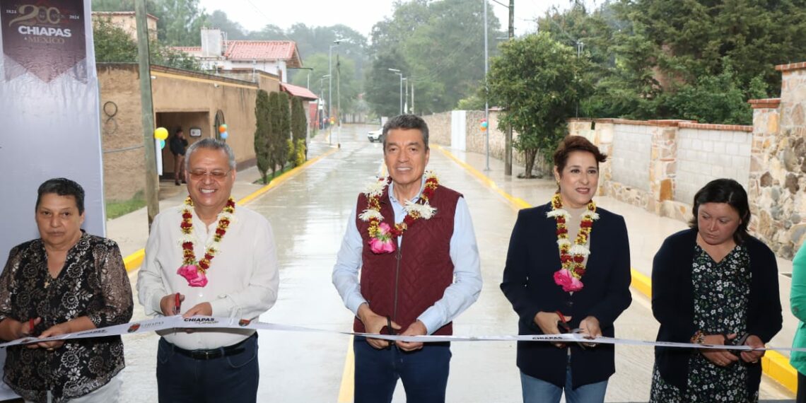 Inaugura Rutilio Escandón pavimentación integral del Circuito Clarín de colonia La Cañada, en San Cristóbal