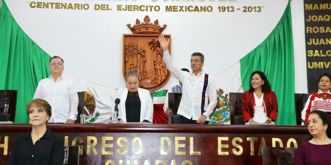 Rutilio Escandón impone Medalla “Rosario Castellanos” a Fanny López Jiménez, descubridora de la tumba de la Reina Roja