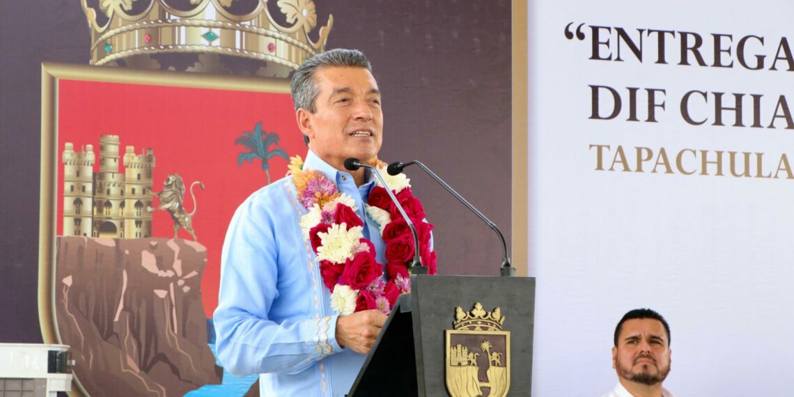 Rutilio Escandón entrega medicinas especializadas y ayudas técnicas a habitantes de la región Soconusco