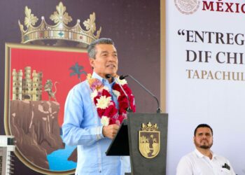 Rutilio Escandón entrega medicinas especializadas y ayudas técnicas a habitantes de la región Soconusco