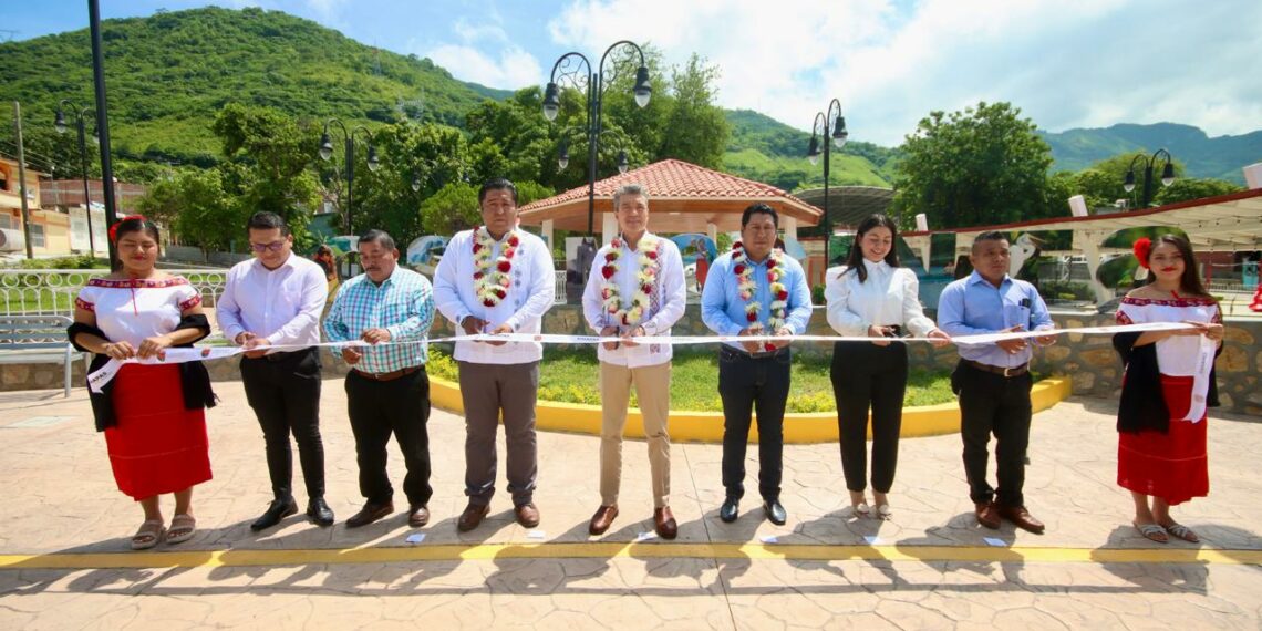Inaugura Rutilio Escandón la reconstrucción y modernización del parque público de Osumacinta