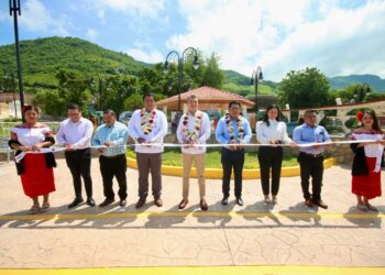 Inaugura Rutilio Escandón la reconstrucción y modernización del parque público de Osumacinta