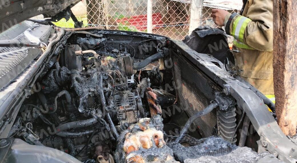 Bomberos atienden conato de incendio vehicular en la colonia Lomas del Soconusco