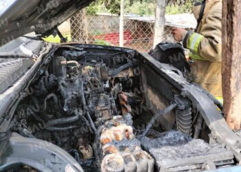 Bomberos atienden conato de incendio vehicular en la colonia Lomas del Soconusco