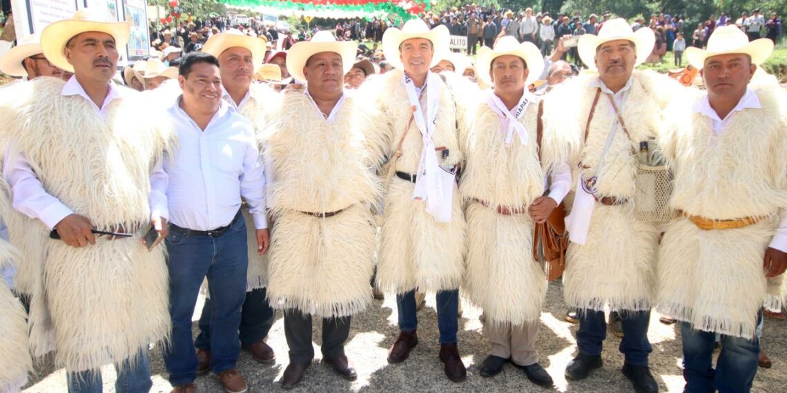En Chamula, Rutilio Escandón inaugura los caminos Yakampot-Yaalchitom y Tzajaltetic-Los Ranchos-Corralito