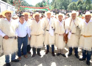 En Chamula, Rutilio Escandón inaugura los caminos Yakampot-Yaalchitom y Tzajaltetic-Los Ranchos-Corralito
