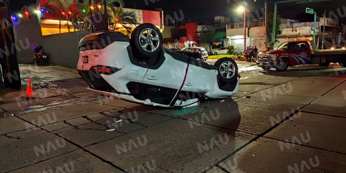 Conductora termina volcada tras impactar contra vehículo estacionado frente a la delegación de tránsito en Tapachula