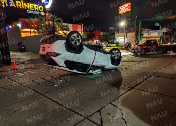 Conductora termina volcada tras impactar contra vehículo estacionado frente a la delegación de tránsito en Tapachula
