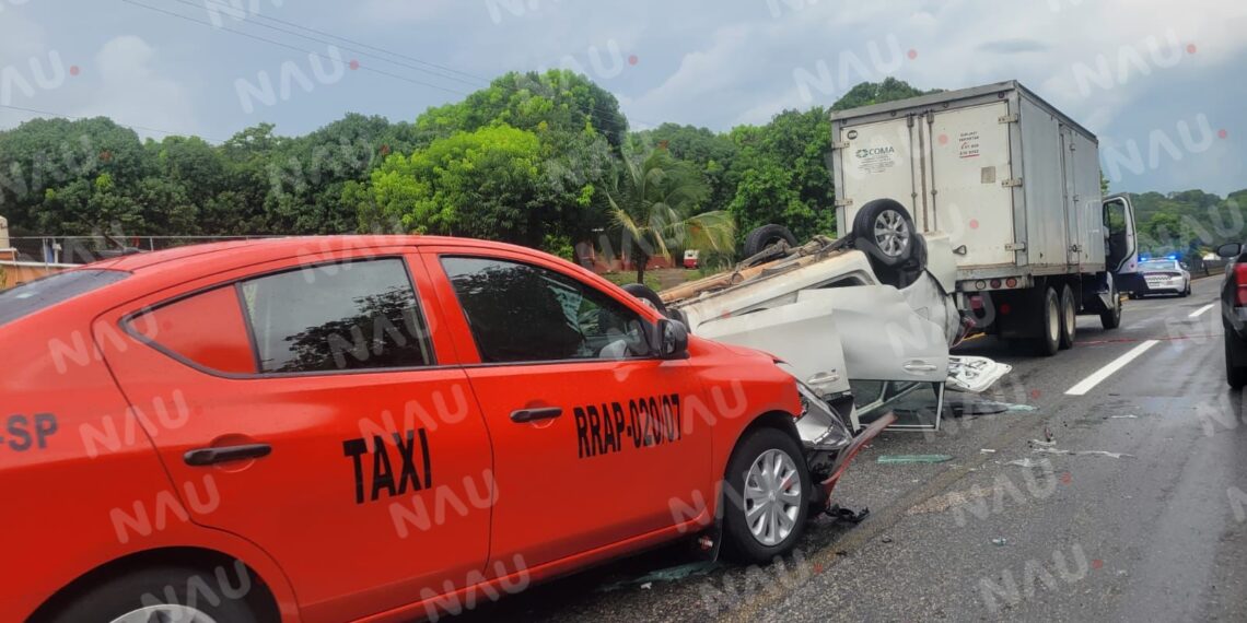 Accidente automovilístico en la carretera Huixtla – Tapachula deja tres vehículos involucrados