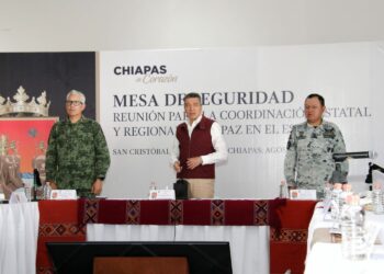 Desde la Mesa de Seguridad, Rutilio Escandón felicitó y reconoció a las y los bomberos de Chiapas