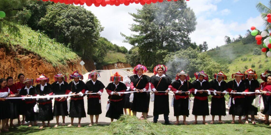 En Larráinzar, Rutilio Escandón moderniza el camino Suytic-Santo Domingo-Muctahuitz