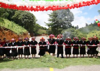 En Larráinzar, Rutilio Escandón moderniza el camino Suytic-Santo Domingo-Muctahuitz