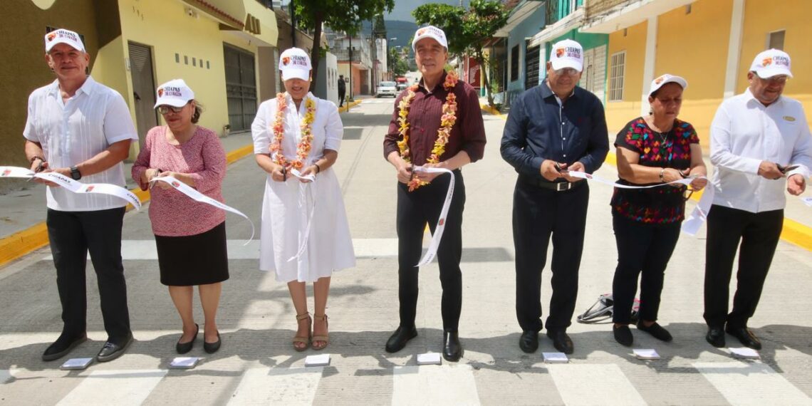 En Tuxtla Gutiérrez, inaugura Rutilio Escandón pavimentación de calles de la colonia Albania Baja