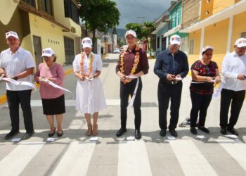 En Tuxtla Gutiérrez, inaugura Rutilio Escandón pavimentación de calles de la colonia Albania Baja
