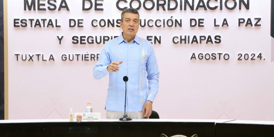 Rutilio Escandón expresa buenos deseos a estudiantes y docentes en el nuevo ciclo escolar